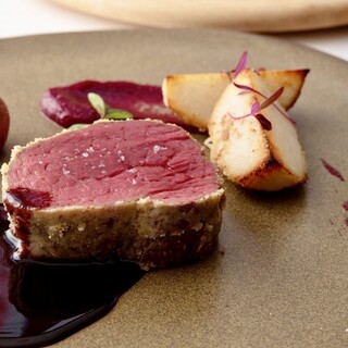 断トツで一番人気のメインディッシュ、牛フィレの塩パイ包み焼き