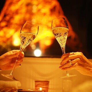 タワーを見上げる他のレストランにはない唯一無二のロケーション