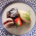 さじこよみ - 大根のブラウニー　自家製豆乳ジェラートとマカロン