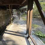 妙見石原荘 食菜石蔵 - ここを歩いて温泉に向かいます