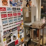 麺笑 巧真 - お冷は入口横にあります