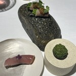 ラ・ヴァガボンド - ヨコワ （メジマグロ）、キャンディキャベツ、フランボワーズ、花穂紫蘇　カワハギのタルト　シブレット　猪肉　菜の花　辛子味噌