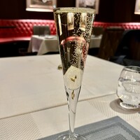 俺のフレンチ グランメゾン 大手町 - 俺のフレンチ看板のなみなみスパークリング！グラスは持てません笑