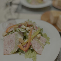 俺のフレンチ グランメゾン 大手町 - シンプルなサラダ、ハムがいい塩味