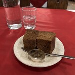 287763772 - 黒パン