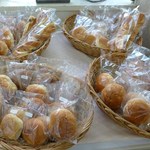 広島リッチホテル 広島並木通り - ビニール袋に小分けされたパンが何種類も