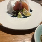 銀座ろくさん亭 - 玉手箱の中に、一生食べ続けたいフグのお刺身、装飾の大根も、青森の甘みの強い美味しさ勇気をもって食べるものか聞いたら素敵な笑顔で、ぜひと言ってくださりました！