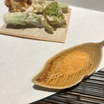 銀座ろくさん亭 - 春の訪れの天ぷら、この薬味、名物でネットでも買えるみたい、白ごはんにかけて食べたい