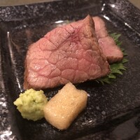 徳壽  - 黒毛和牛の炙り刺し