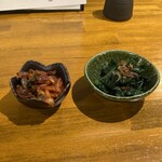 食堂 黒うさぎ - ホタルイカのキムチと、じゃこの入った青菜のおひたし