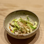 すしやのたい悟 - ひろっこ。山形のネギの新芽をお浸しに。さっぱりとしていてセンスの良いおつまみです。