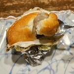 番屋ながさわ - 殻つきの身の上にメレンゲ状を生地を乗せて蒸し焼きになってます♪