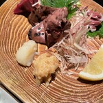 さつまやとんとん - 黒さつま地鶏（肝刺し三種盛り）のアップ