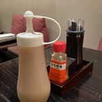 さつまやとんとん - 手前から、ドレッシング、一味、塩・胡麻、ソース