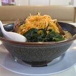 くるまやラーメン - 横から見ると改めてトッピングの多さに驚かされますね