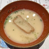 京懐石 美濃吉 そごう横浜店 - 椀物　京の白味噌仕立て　揚げ生麩　三ツ葉 辛子