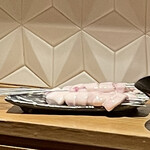 銀座 しのはら - 焼く前から気になるふぐの白子