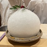 銀座 しのはら - 雪玉に見立てて　中にうさぎ文のまん丸の蓋物　その中に前菜の紙包み