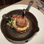 ステーキ&カジュアルフレンチイタリアン Tiger Gang - 炎の海賊骨付き牛ハンバーグ 香草仕立て