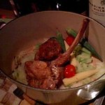 ガスパール ド ラ ニュイ - 仔牛のココット 骨付背肉のロースのポワレ、ロニョン・ド・ヴォー、リー・ド・ヴォー