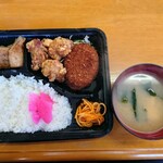 きたじ食堂 - 料理写真:令和7年2月 ランチタイム(11:00〜14:00)
コロッケ唐揚げ弁当 税込500円
店内飲食みそ汁付