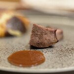 銀座 大石 - 和牛タンの炭火焼き ライム胡椒　グラタンと共に