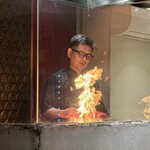 銀座 大石 - メジマグロを燻製焼きしているところ
