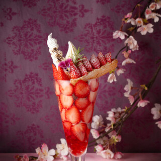 クレミア生クリームソフトをベースに彩豊かな季節のパフェを是非