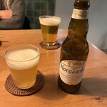 think食堂 - 手前→ヒューガルデン　ホワイト（ベルギー）  奥→生ビール（プレミアムモルツ）