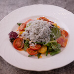 パスタとワインのお店 Piacere - しらすと八百ちゃんトマトサラダ