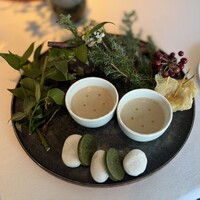 Héritage by Kei Kobayashi - アミューズ3種 有明産海苔のチップ　中にレモンのコンフィとチーズ ごぼうのスープの下に百合根の粉砕