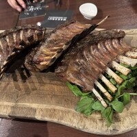 ワカヌイ グリル ダイニング バー 東京 - スプリングラム　骨付き背ロースフルラック