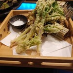 肴酒笑処 五十嵐 - 春野菜の天麩羅。行者にんにくウマ…