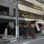 集来 - このビルの一階にお店はあります。