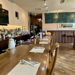 Bistro&Cafe 徒然 - テーブル3つとカウンター席