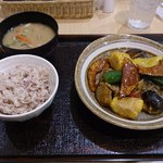 はーべすと - 鯖の竜田揚げと彩り野菜のジンジャーソース定食。トン汁追加１００円