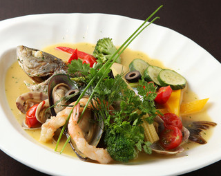 Sousaku Itarian Chabut Toria - 《アクアパッツア》 その日仕入れた旬の魚と、魚介の出汁と野菜の旨味がぎゅっと凝縮された味わい深い一皿です。※その日の魚によってお値段が異なりますのでスタッフにお問合せ下さい！