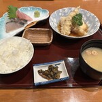 海鮮茶屋 一鮮 - 【2025.2.28(金)】日替りランチ（豆腐とひき肉のはさみ揚げ＆ちくわ天＋本日の刺身2種）990円