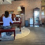 アンジュ - ピアノの生演奏が午後0時から2時間ある素敵なお店（2025年2月28日撮影）