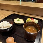 京味 もと井 - お食事…とろろと鶏そぼろの麦ご飯、お味噌汁