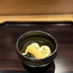 京味 もと井 - 焚き合わせ…信田巻き、鳴門わかめ、筍