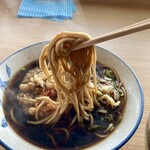 八洲 - 野菜天そば。麺半分は汁の中で麺が泳いどる