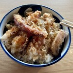 八洲 - げそ揚げ丼のご飯半分。げそ丼では無い。丼が小丼になっとる。