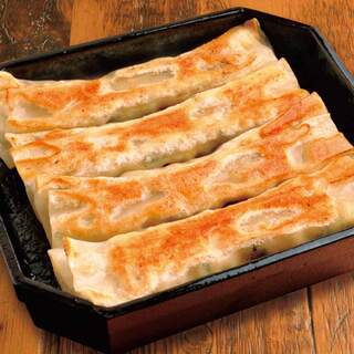 熱々の「鉄鍋棒餃子」は当店の看板メニュー！ランチは定食でも◎