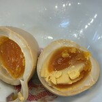 蒙古タンメン中本 - 煮卵はお約束の半熟です！