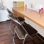 まるさん中華 - お店は６席のみ