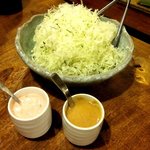 塩梅 - 千切りキャベツとドレッシング(梅じそマヨ&ごま味噌)！