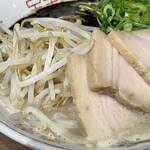 麺庵 利休 - 濃厚豚骨そば黒閃のアップ