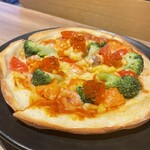札幌海鮮丼専門店 すしどんぶり - シーフードピザも具だくさん。生地がキッシュのような生地で具とソースに馴染んで美味しかったです