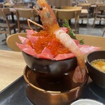 札幌海鮮丼専門店 すしどんぶり - ぼたん海老も大きいけど、中トロめちゃくちゃ美味しかったー